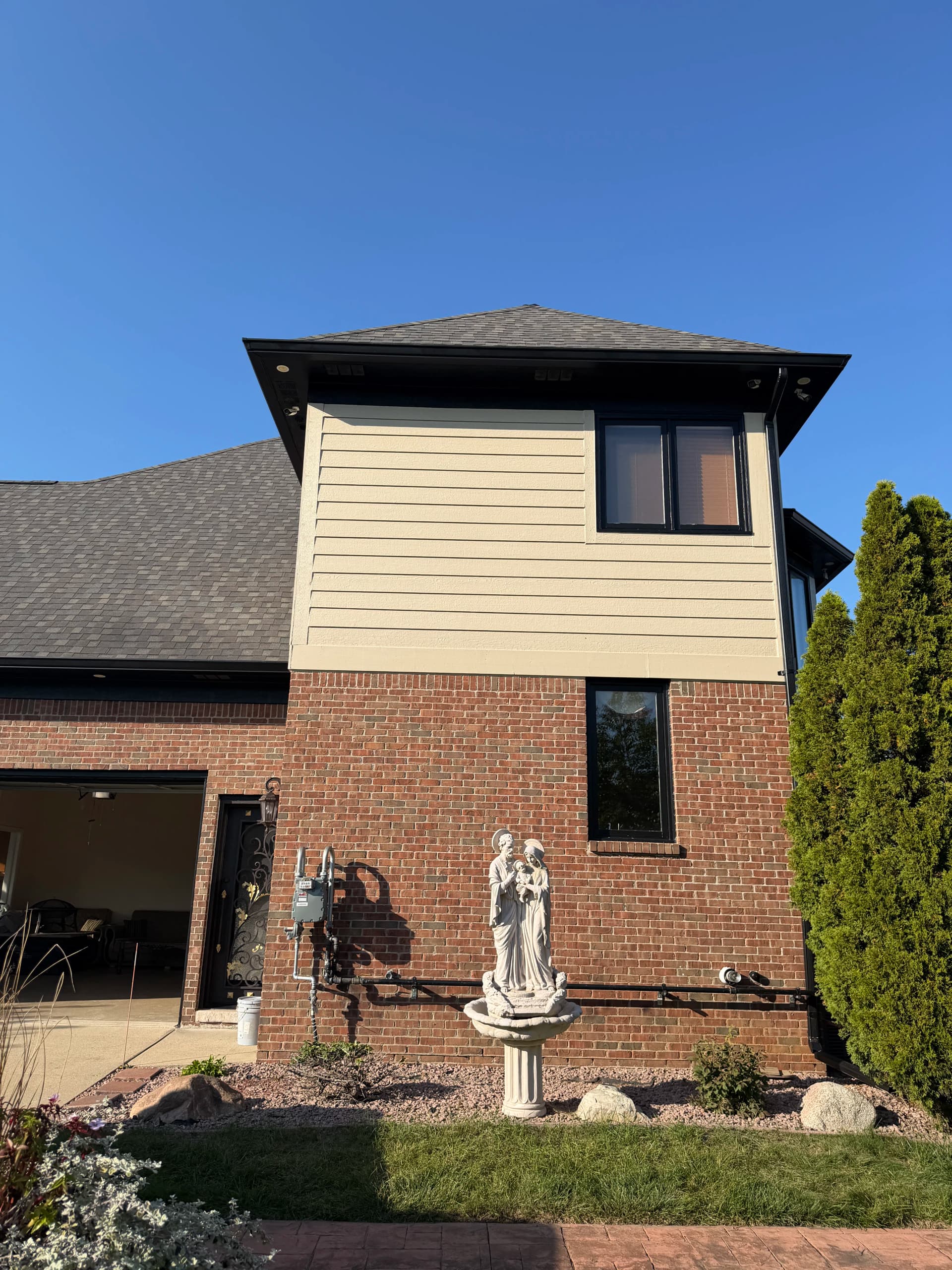 Gallery photos for Clean 2-Tone Exterior Finish on a Large Brick Home: Image #4