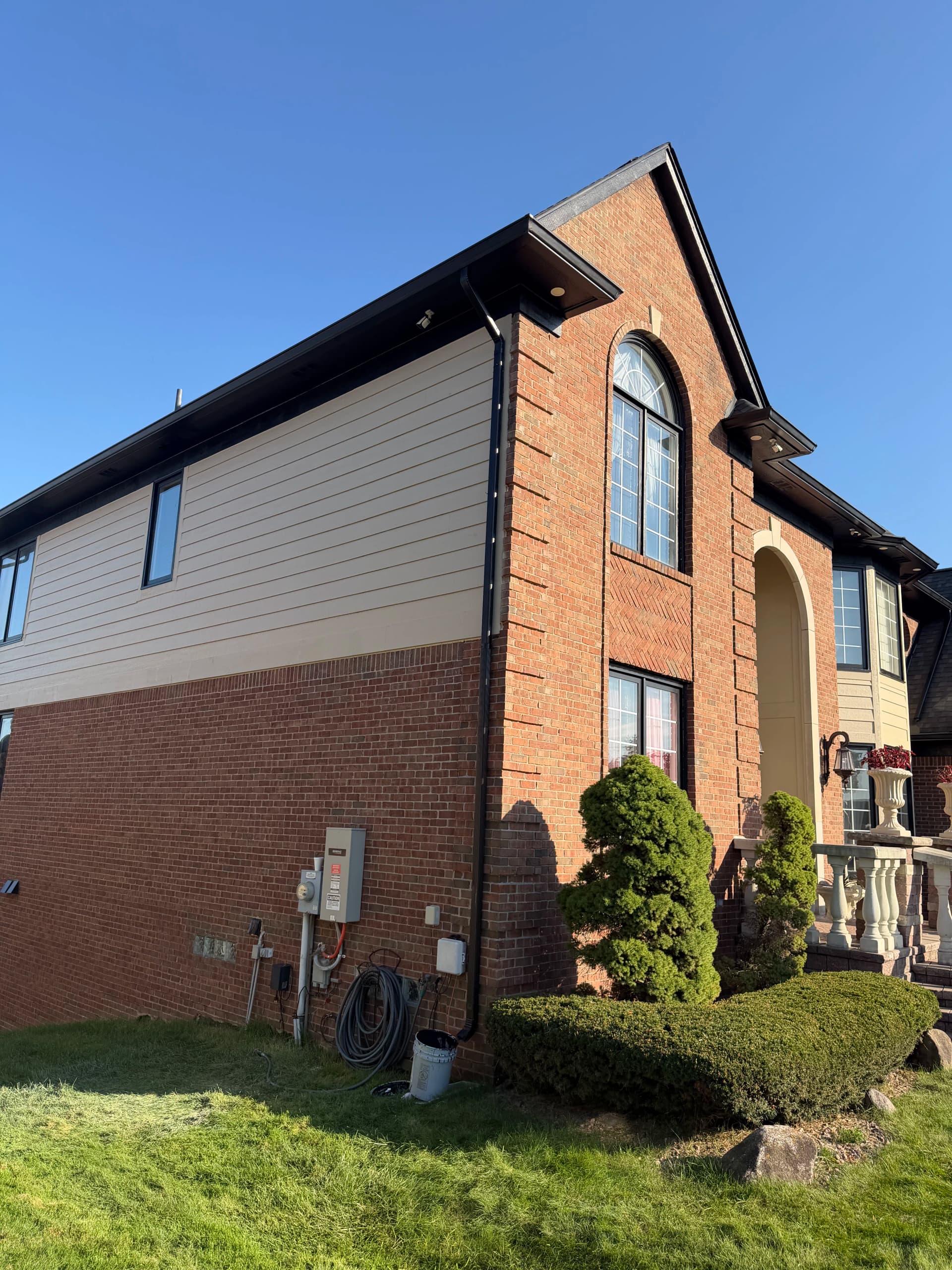 Gallery photos for Clean 2-Tone Exterior Finish on a Large Brick Home: Image #1