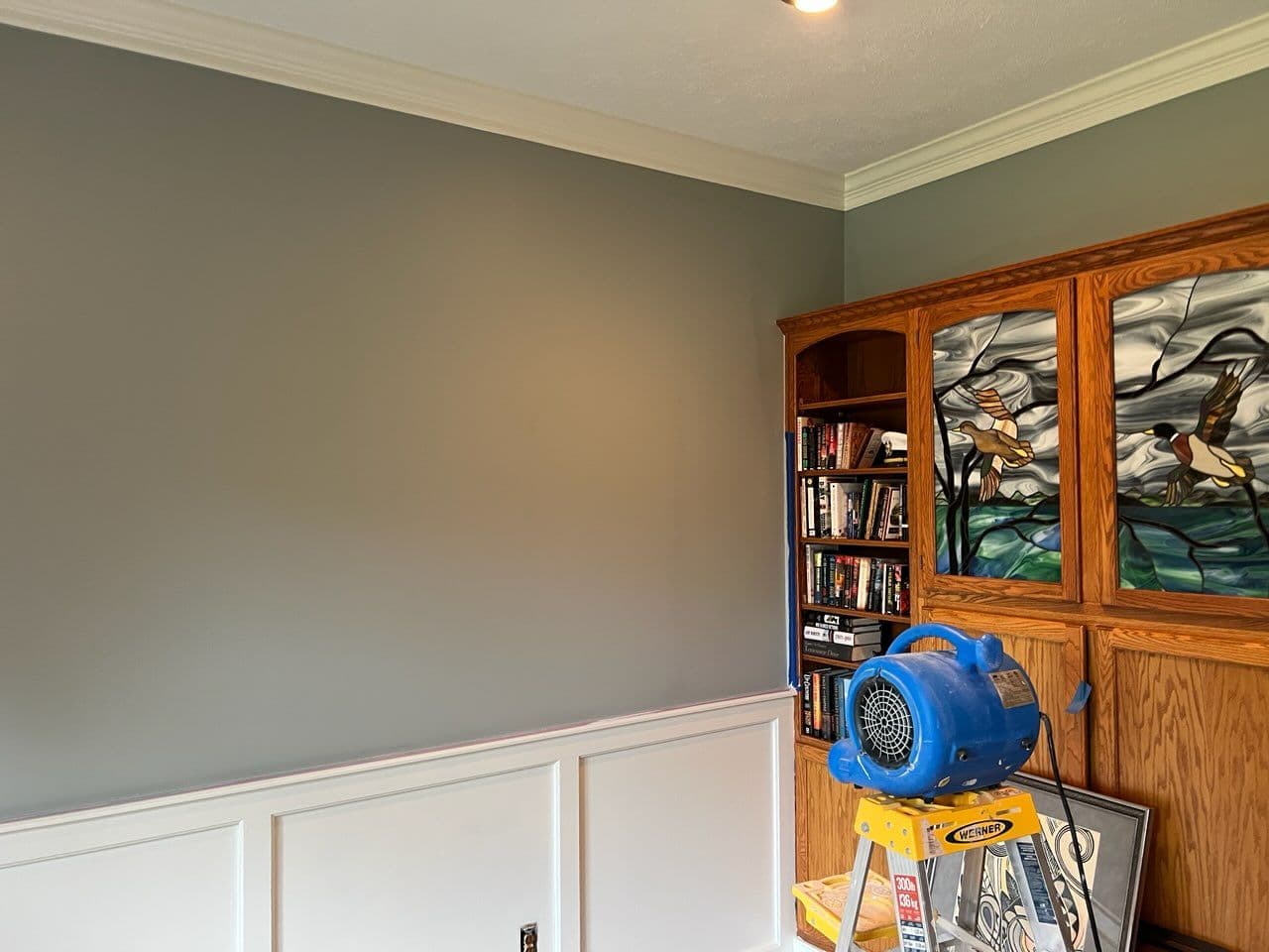 Gallery photos for Transformative Gray Interior with Stunning Crown Molding: Image #2